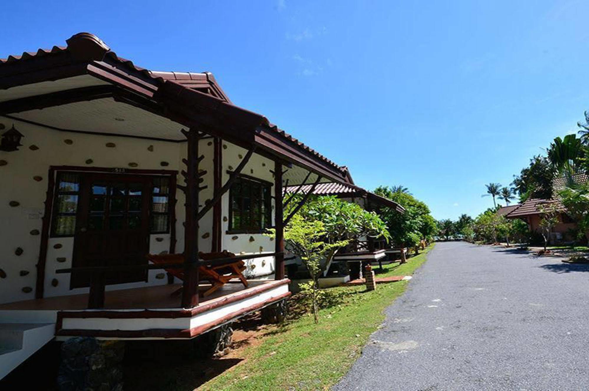 Alongkot Beach Resort Khanom Exterior foto